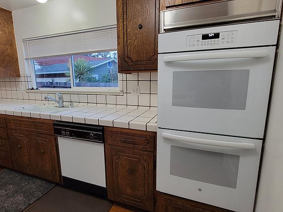 4th image of 743 Sycamore Ave