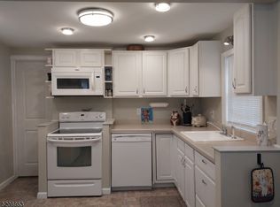 7 Overlook Dr, High Bridge, NJ 08829