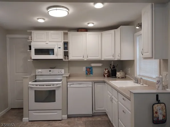 7 Overlook Dr, High Bridge Boro, NJ 08829