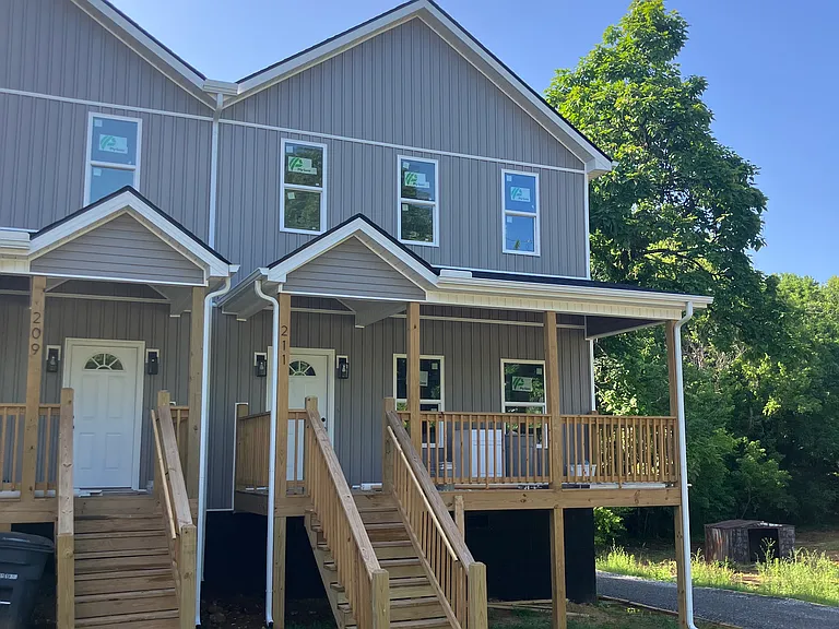 211 Avenue C — Photo 24