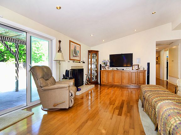 3rd image of 20735 Clarendon St