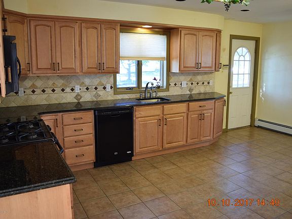 5th image of 107 Silverwood Ct