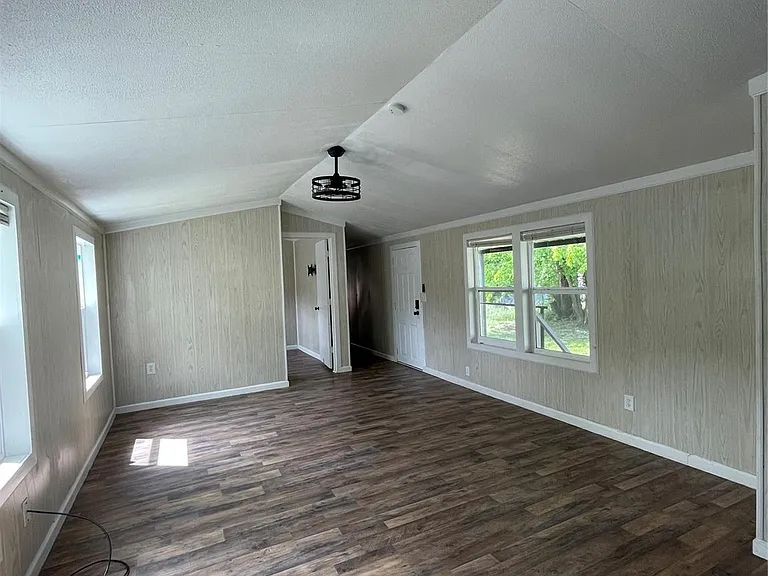 433 Capricorn Dr — Photo 5