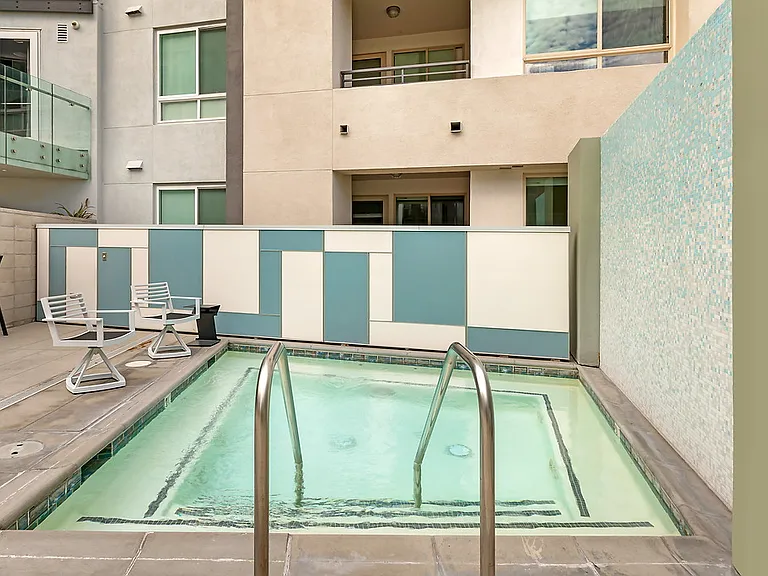 Wilshire La Brea — Photo 31