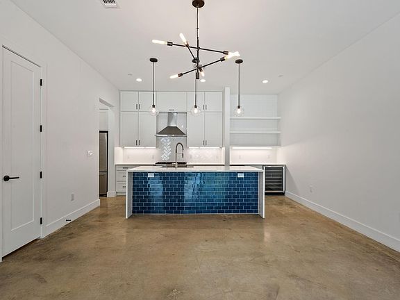 4th image of 115 Devine St #401