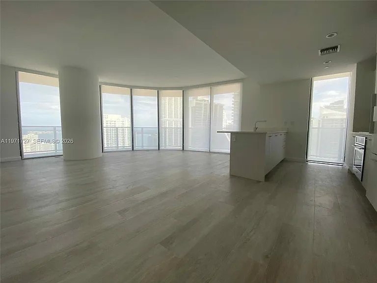 45 SW 9th St #3703 — Photo 15