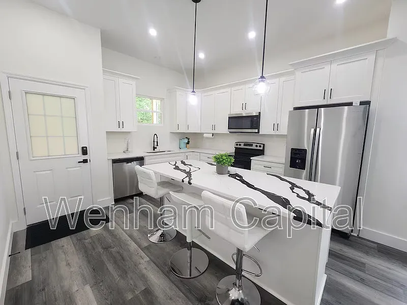 3 bed, 2.0 bath, 1755 sqft, $2,650 — Photo 4