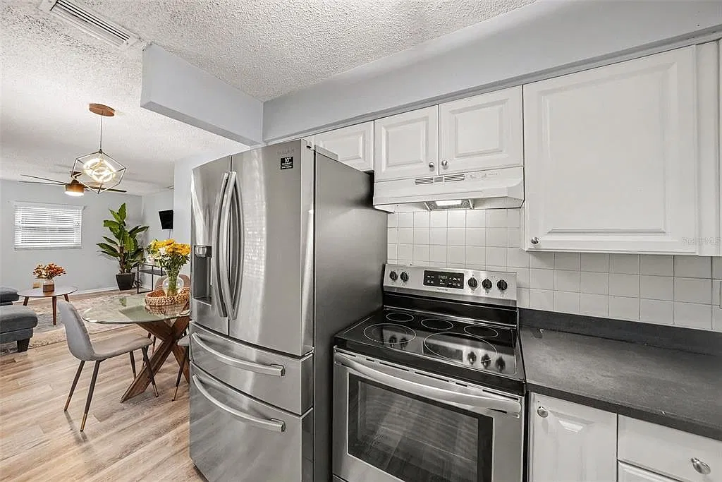 3 bed, 1.0 bath, 901 sqft, $2,700 — Photo 4