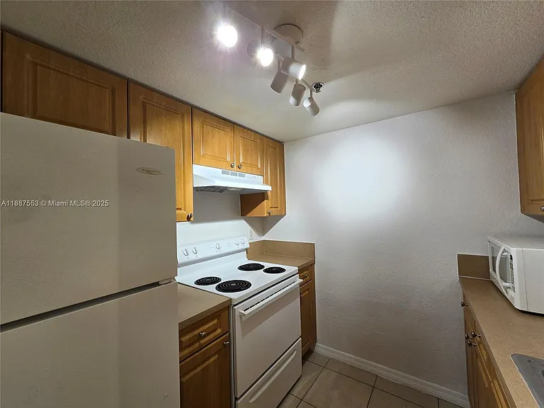 637 SW 3rd St #404 — Photo 7