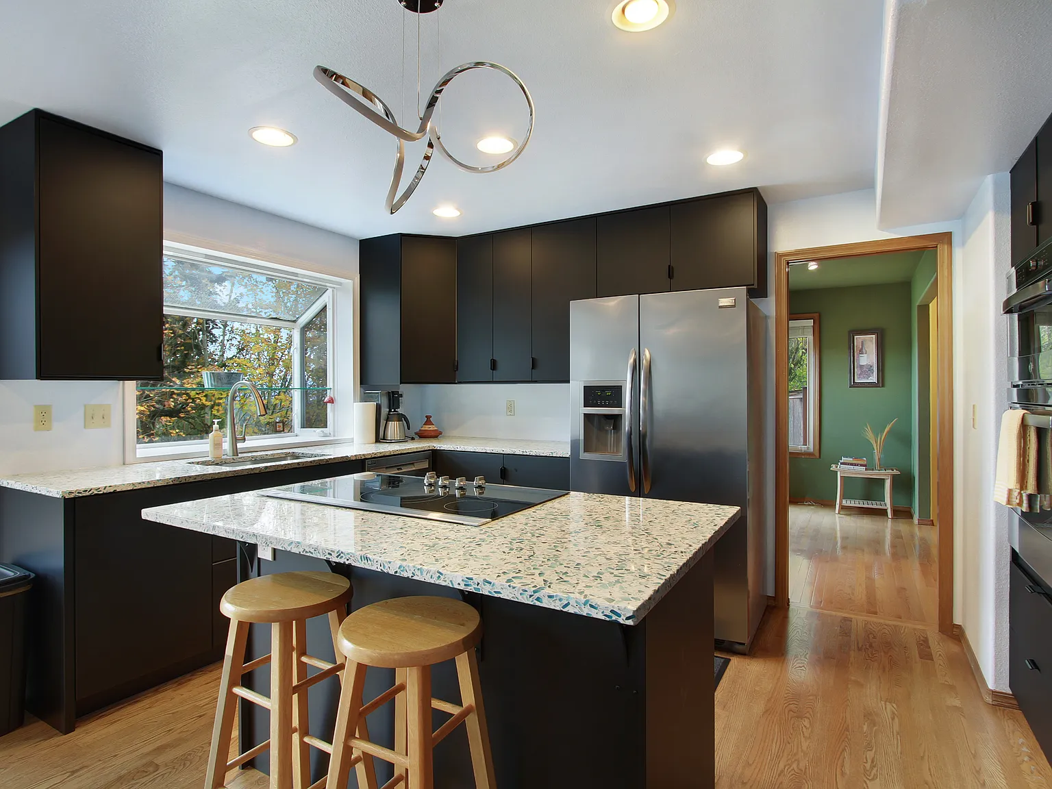 3 bed, 1998 sqft, $5,295 — Photo 2