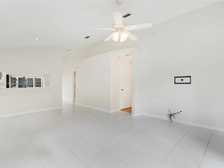 653 NW San Remo Cir — Photo 2