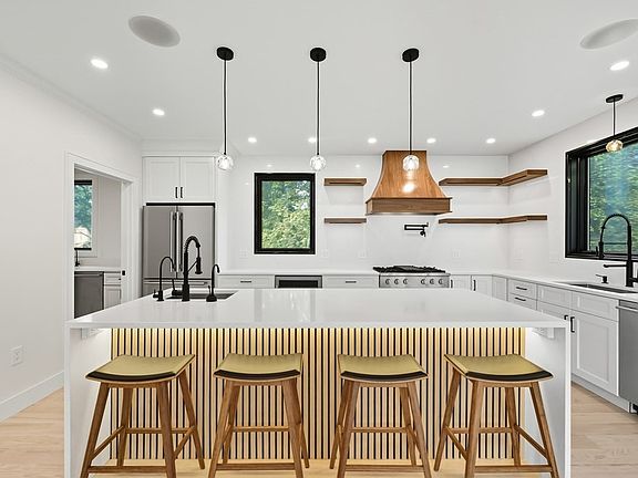 3rd image of 863 Main St