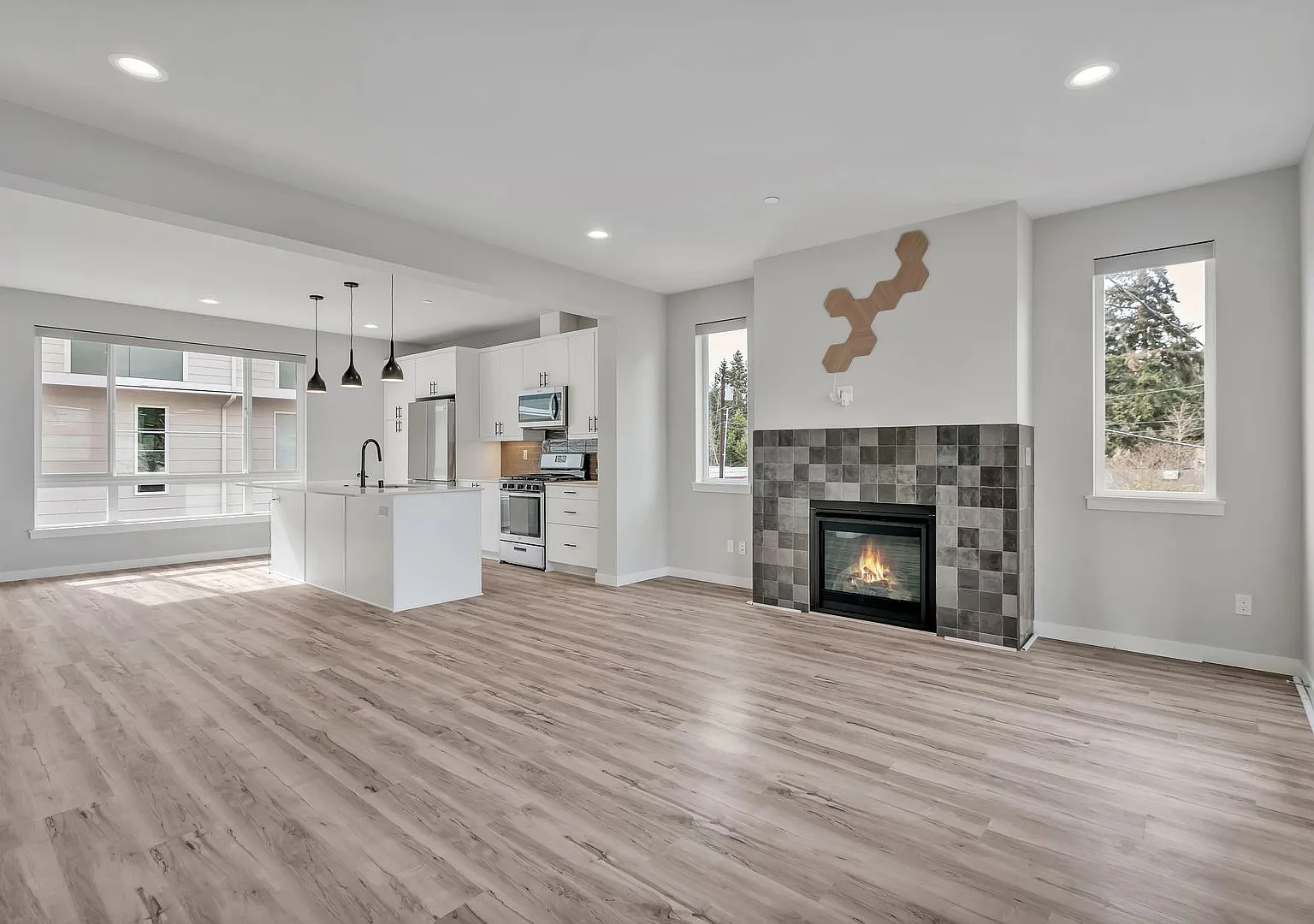 3bed/2.5 Bath Modern Comfort Meets Elegant Design — Photo 4