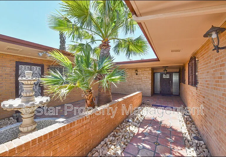 3030 Aurora Ave — Photo 2