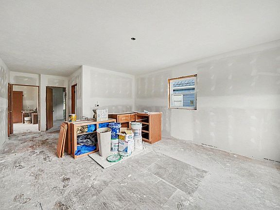 5th image of 737 E 9th St