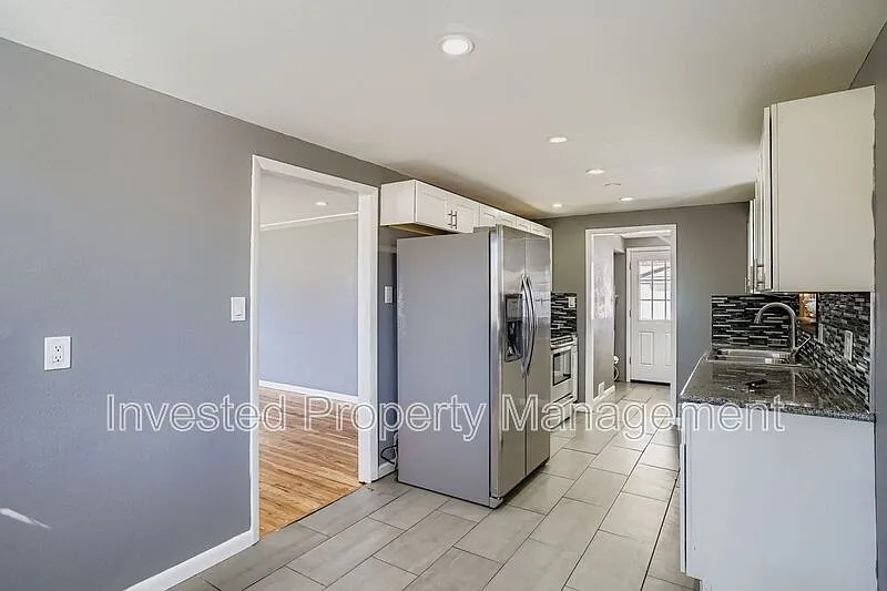 3 bed, 1.0 bath, 1023 sqft, $2,300 — Photo 4
