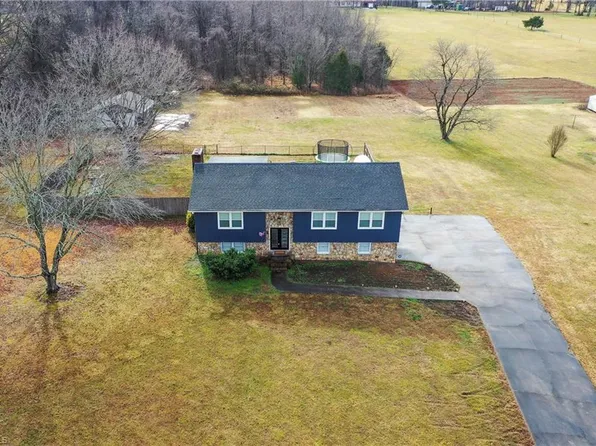 399 Comanche Dr, Advance, NC 27006