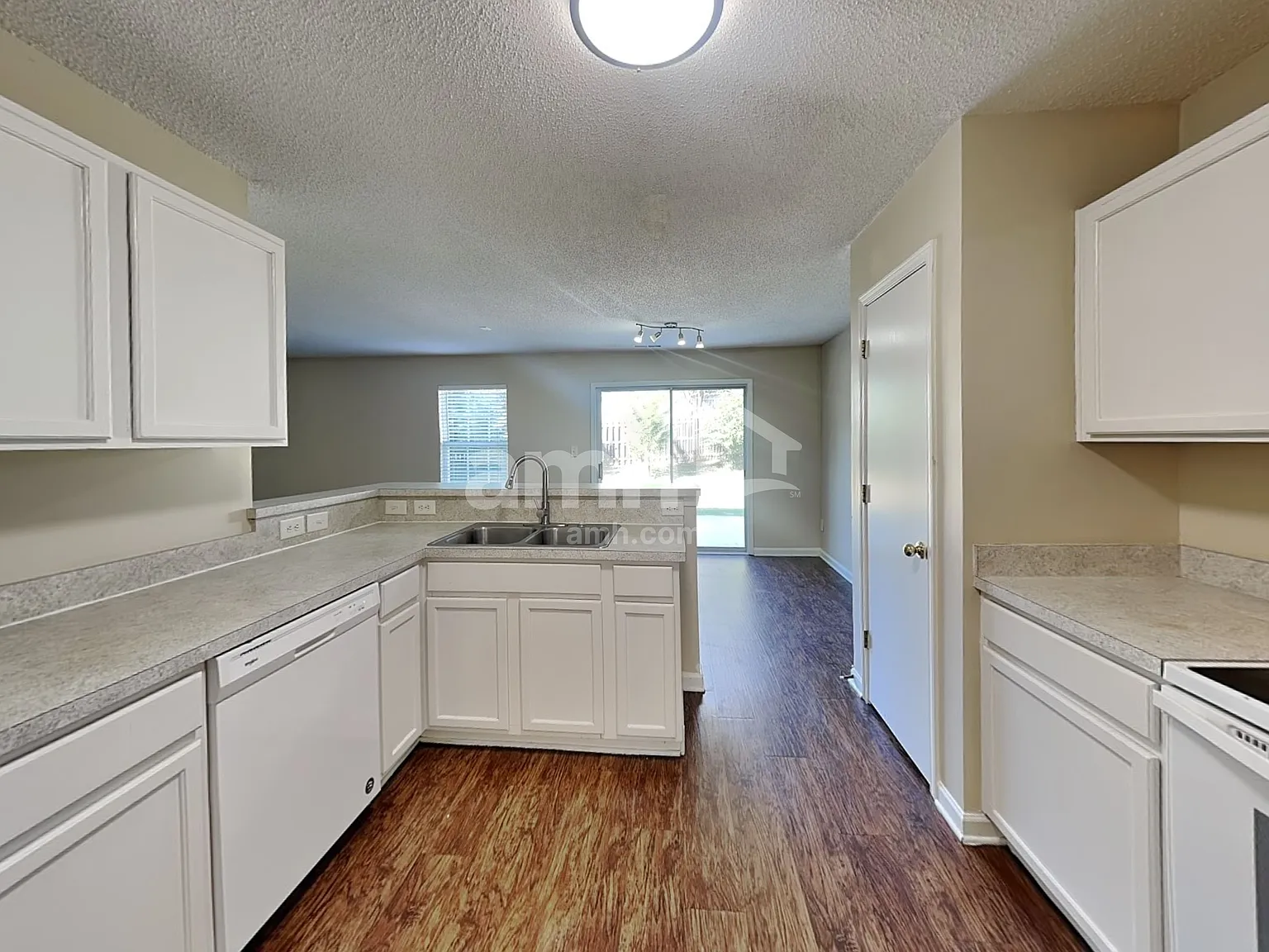 3 bed, 2.5 bath, 2124 sqft, $2,265 — Photo 3
