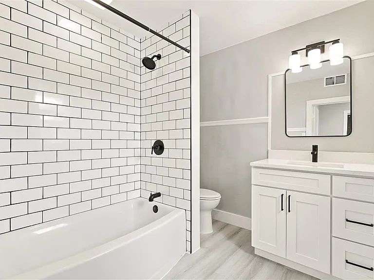 2704 E Jefferson St — Photo 24