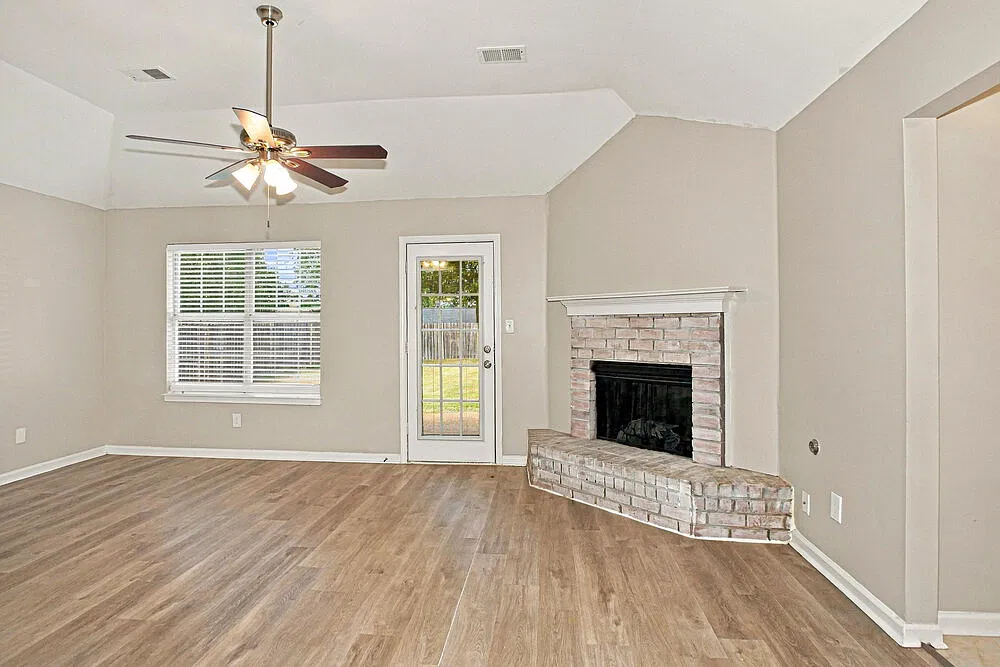 3 bed, 2.0 bath, 1449 sqft, $1,845 — Photo 4