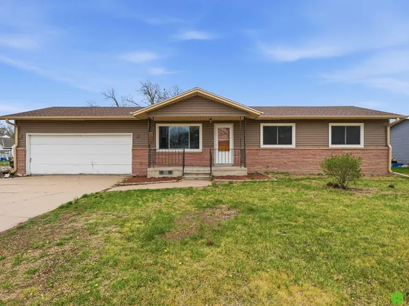420 12th St, Aurora, NE 68818