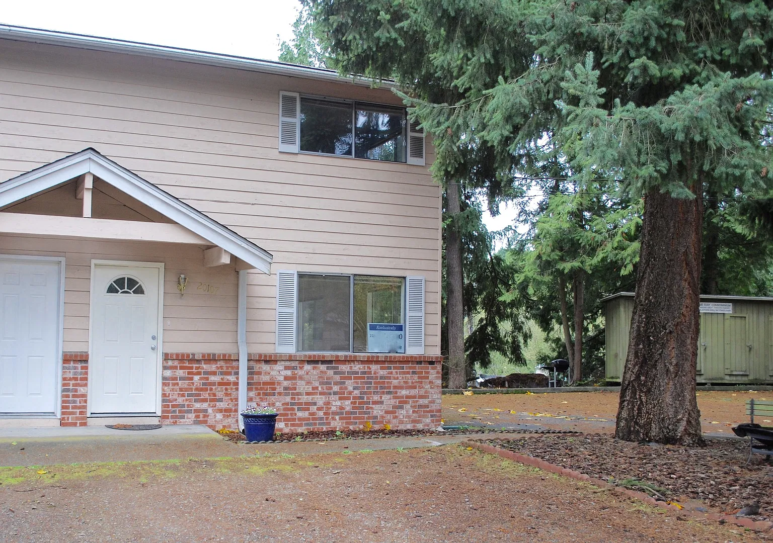 Bright Two-Bedroom End-Unit Townhouse in Shoreline — Photo 1