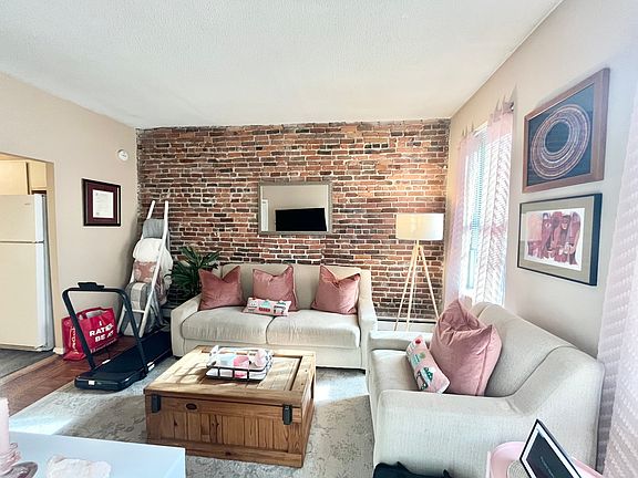 4th image of 25 Ridgeway Ln APT 2