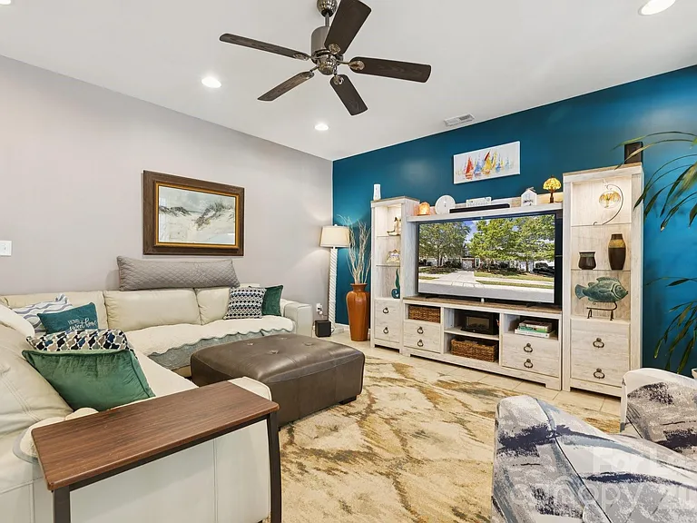 6037 Queens Walk Ct — Photo 11