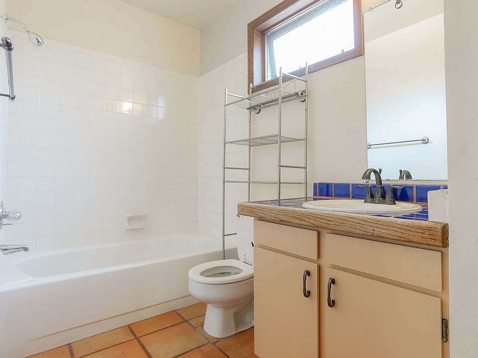 1505 Harrison Ave Bathroom