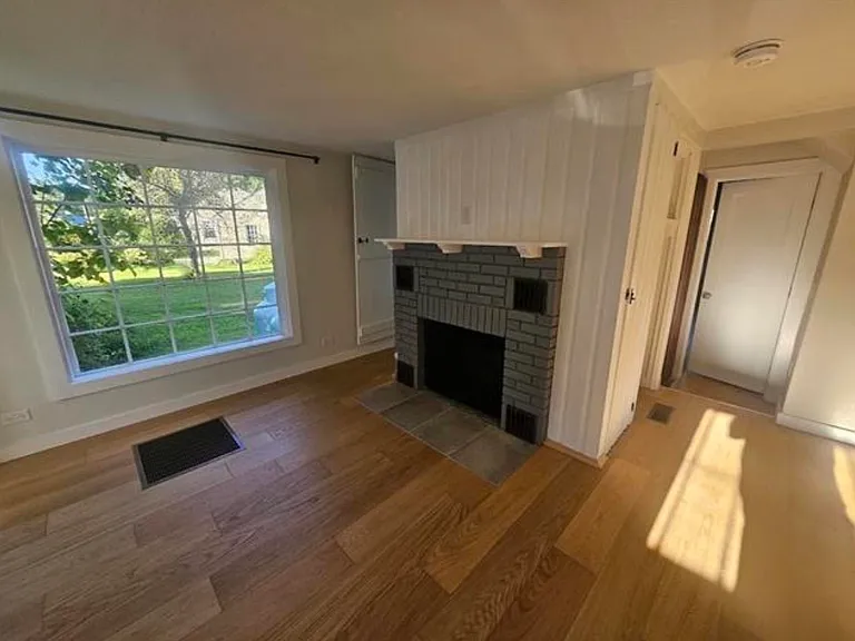 489 Elm St — Photo 3