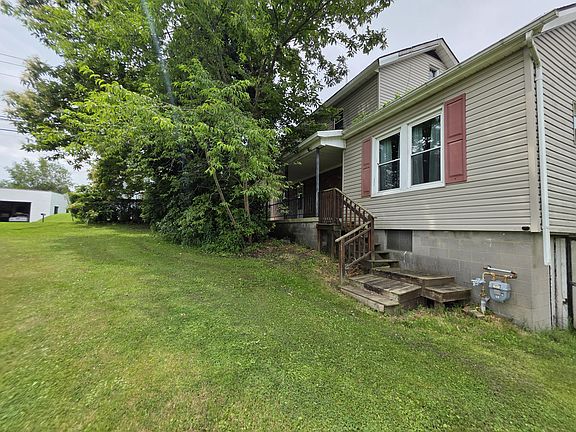 5th image of 352 Main St