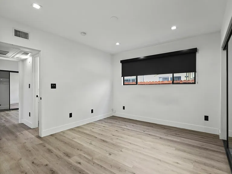 955 N Oxford Ave #4 — Photo 16