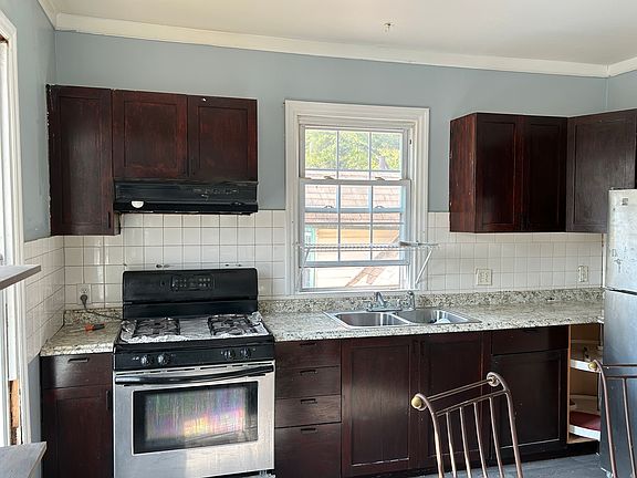 3rd image of 4 Colonial Ave APT C