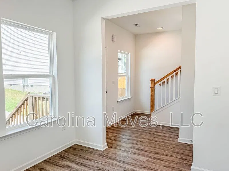 3 bed, 2.5 bath, 1576 sqft, $1,595 — Photo 2