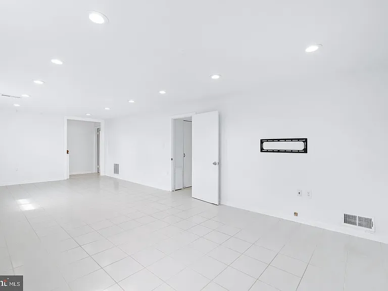 14236 Chadwick Ln — Photo 37
