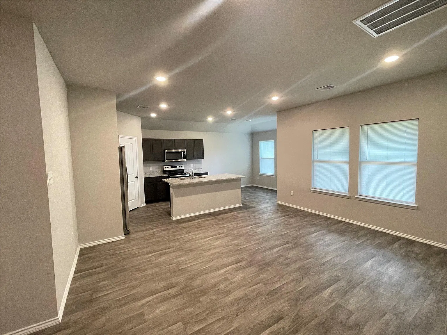 3 bed, 2.0 bath, 1263 sqft, $1,895 — Photo 3