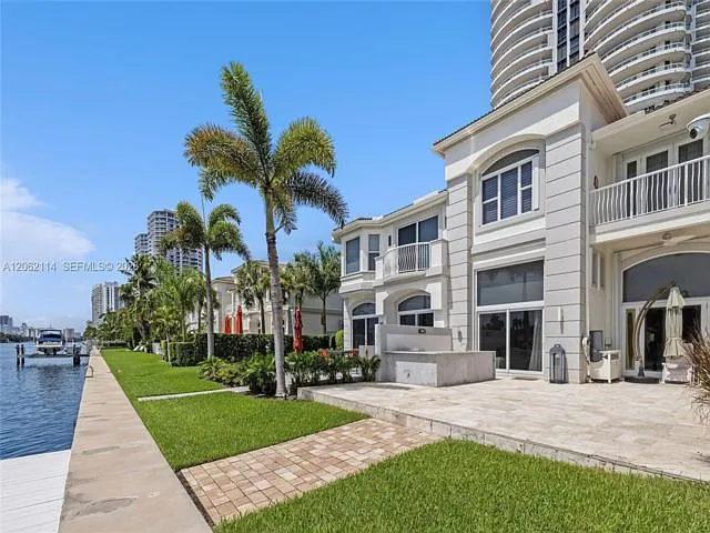 3 bed, 4.5 bath, $11,000 — Photo 1
