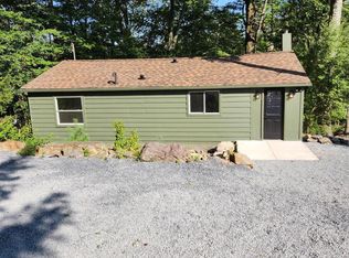 386 Hunters Farm Rd, Henryville, PA 18332