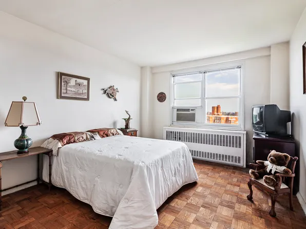 3935 Blackstone Avenue image 11 of 17