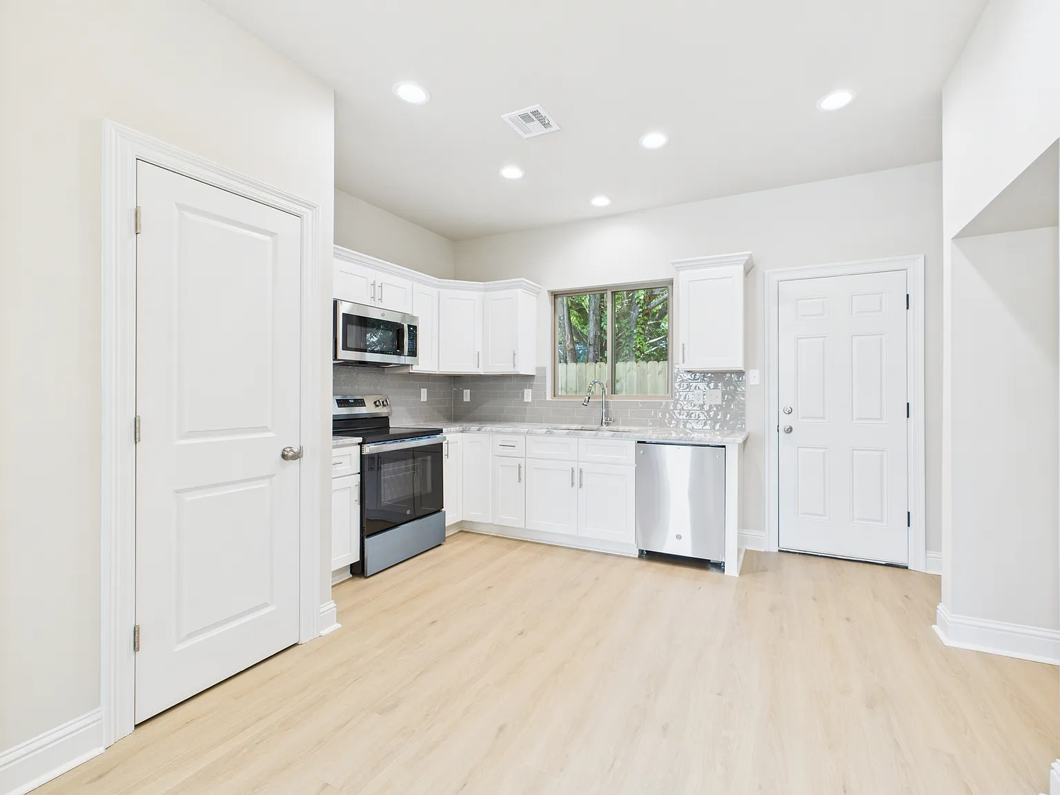 2 bed, 1000 sqft, $1,495 — Photo 4