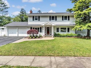 12 Frost Pond Rd, Greenlawn, NY 11740