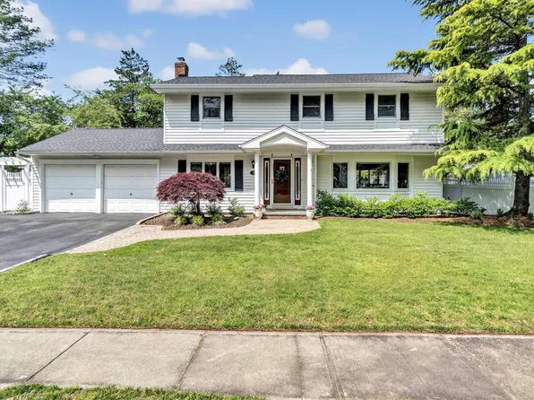 12 Frost Pond Road, Greenlawn, NY 11740