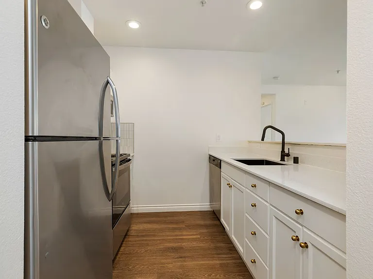 Remi Apartments — Photo 32