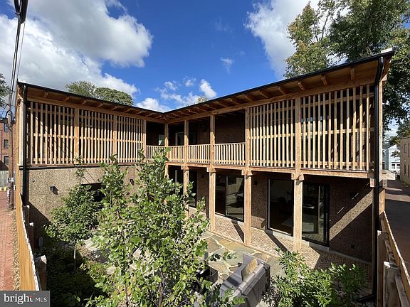 3rd image of 21 Overbeck Aly NE