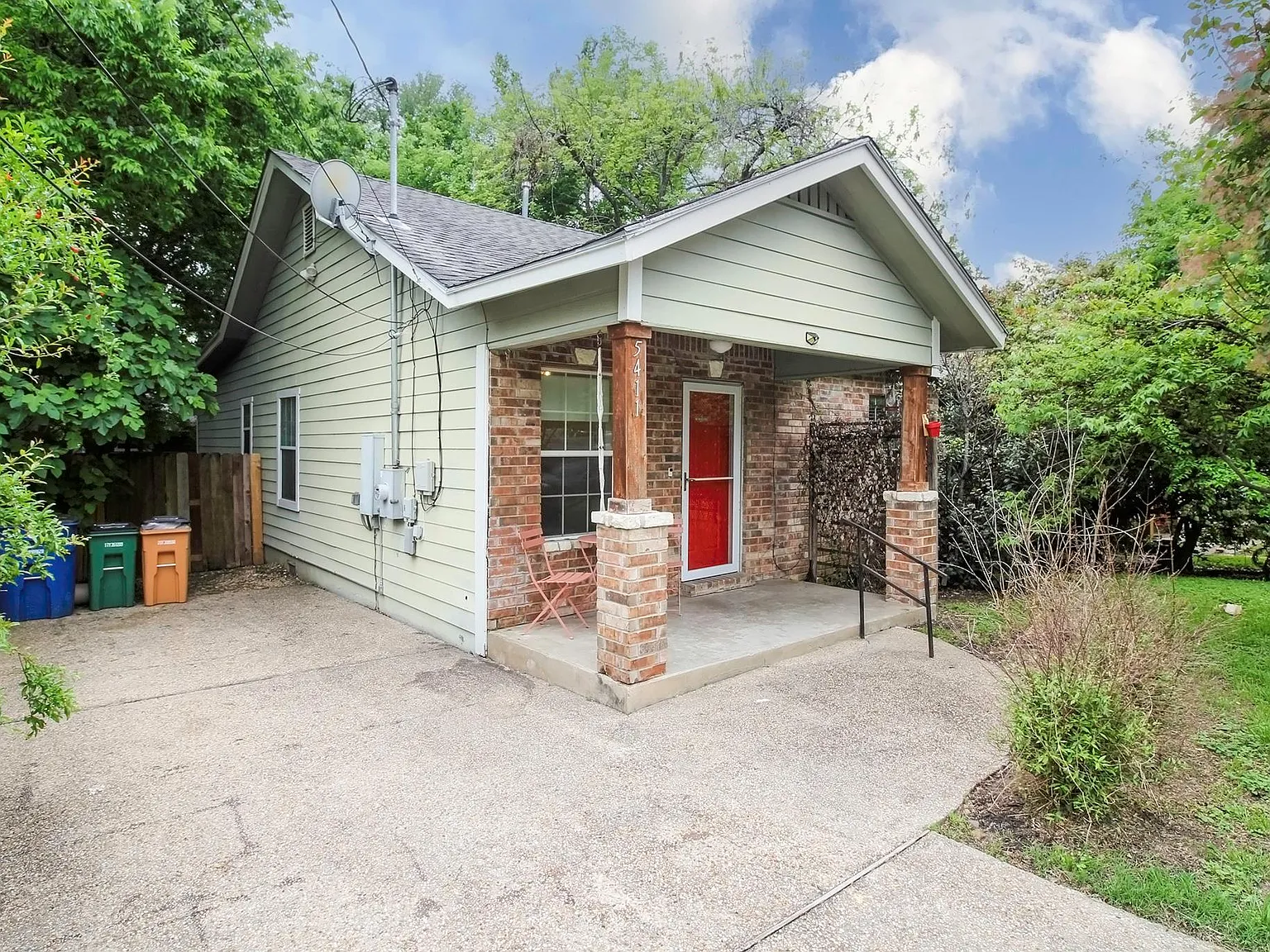 3 bed, 2.0 bath, 1025 sqft, $1,980 — Photo 2