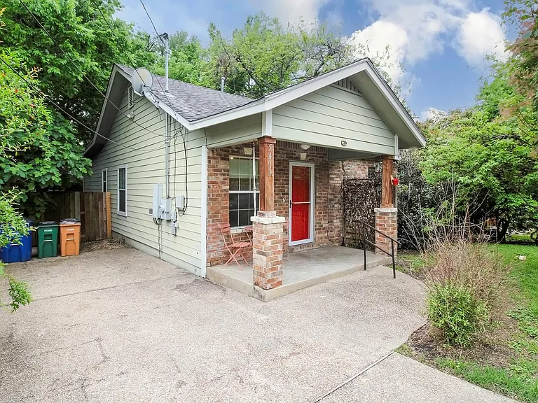 5411 Hudson St — Photo 2