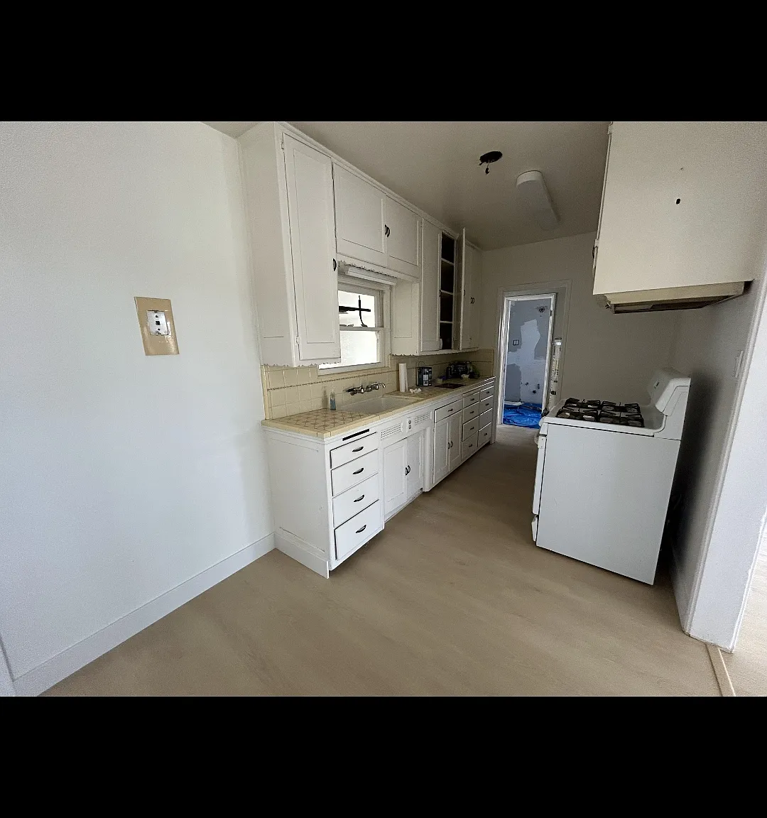 3 bed, 704 sqft, $3,275 — Photo 3