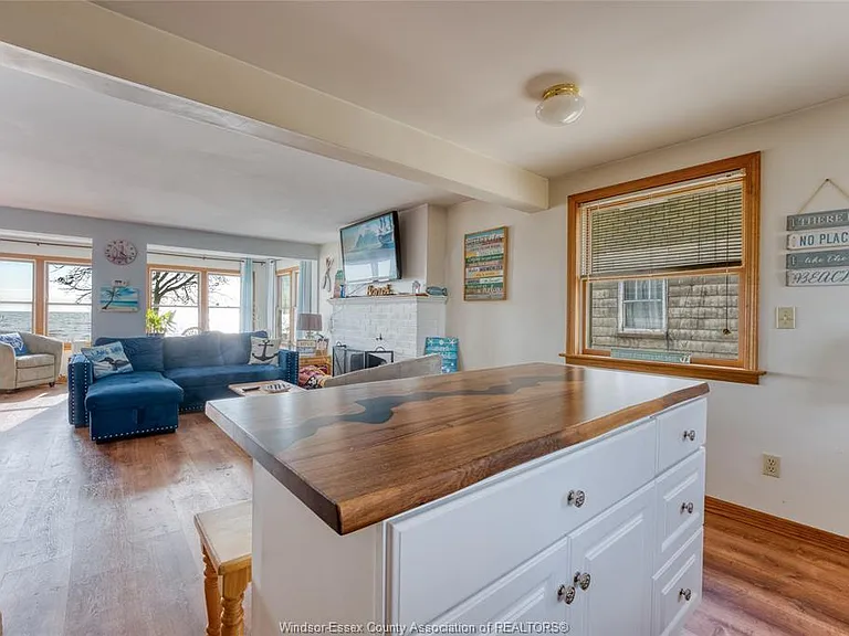 1049 Heritage Rd — Photo 3