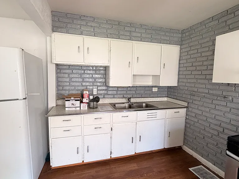 2411 S Beacon St — Photo 11