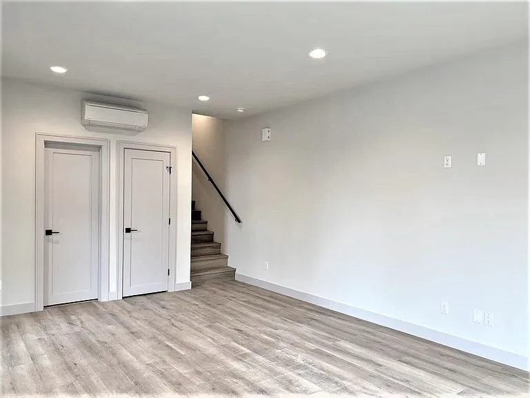 1027 S Cloverdale St #A — Photo 4